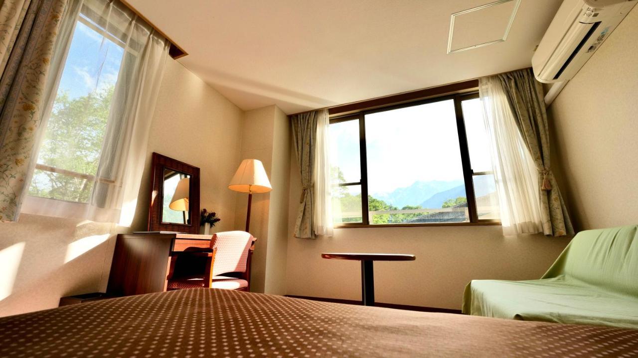 האקובה Hotel Oak Forest מראה חיצוני תמונה