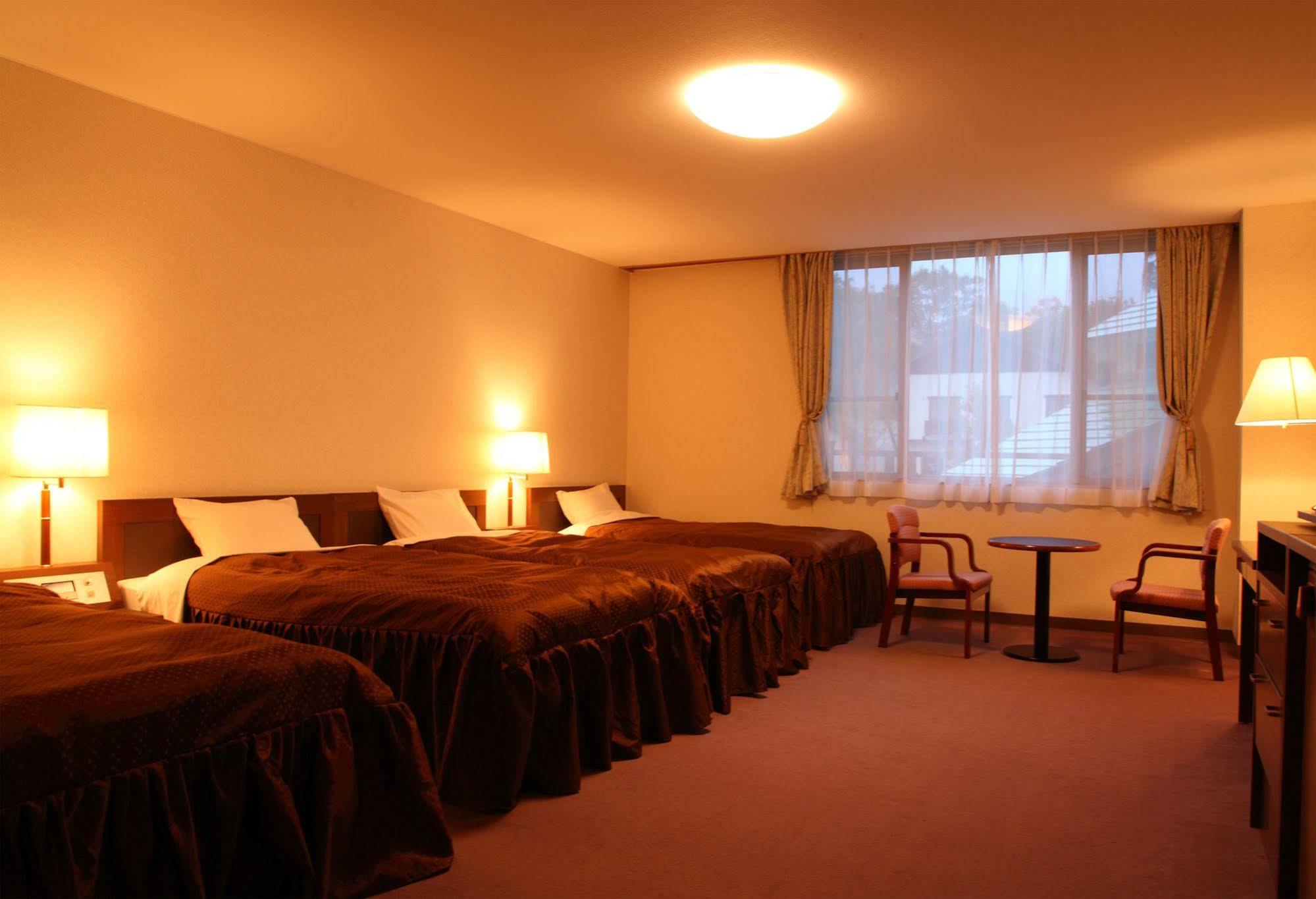 האקובה Hotel Oak Forest מראה חיצוני תמונה